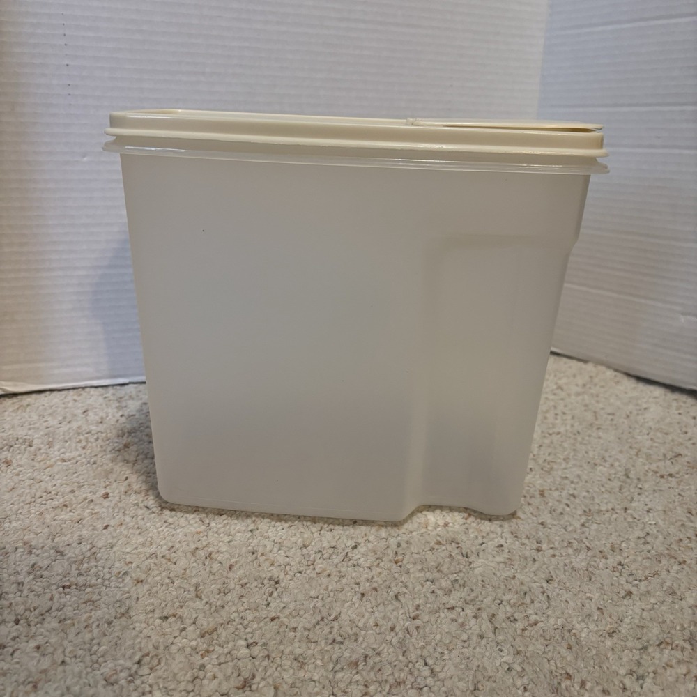 Vintage Rubbermaid Servin Saver #3 13 Cup Sheer Cereal Keeper w/ Cream Lid USA - Picture 4 of 5